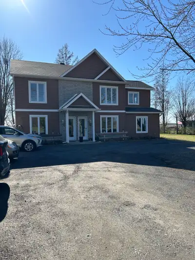 Grand logement / maison (rez-de-chaussée complet)