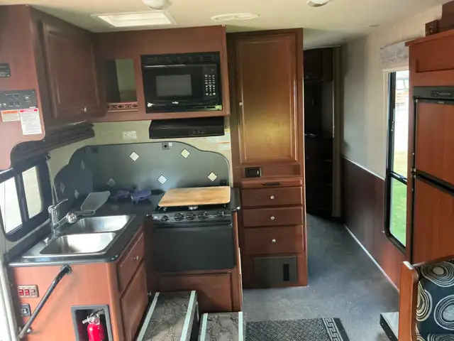 2013 Fleetwood Tioga Montana Class C Motorhome in RVs & Motorhomes in Red Deer - Image 8