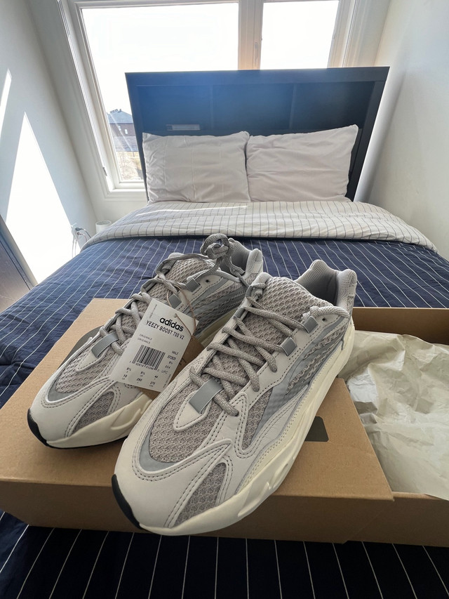 BRAND NEW ADIDAS YEEZY 700 V2 STATIC SIZE 10 in Men's Shoes in Ottawa