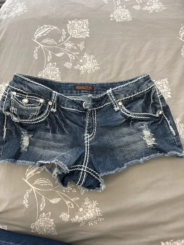 Seven7 Jeans Shorts in Women's - Bottoms in City of Montréal - Image 2