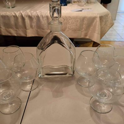 Brandy Set (Decanter & 8 Glasses) in Kitchen & Dining Wares in Oakville / Halton Region - Image 4