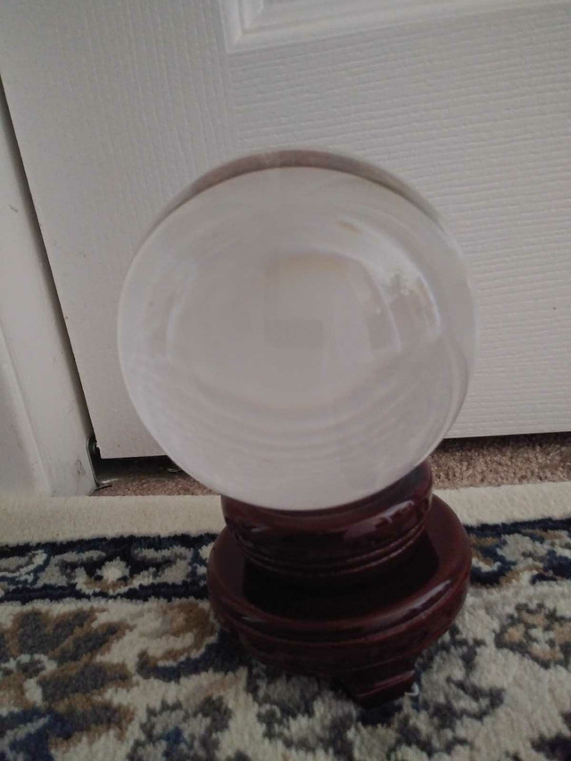 Crystal Ball in Home Décor & Accents in Brockville - Image 2