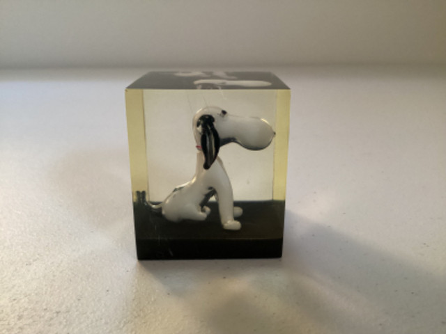 Lucite Resin Cube Paperweight with Beagle Puppy “Snoopy” Inside dans Décoration intérieure et accessoires  à Ouest de l’Île - Image 4