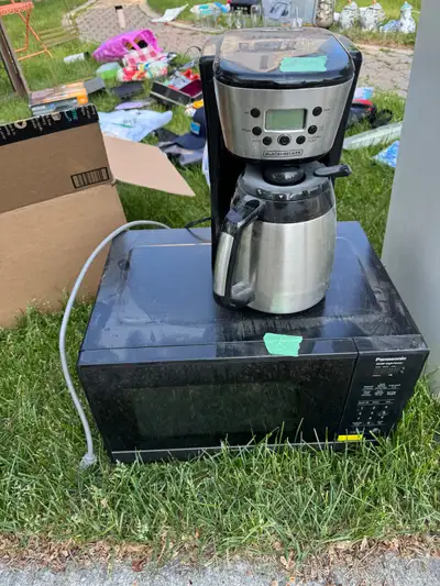 Coffe maker and microwave Working great Clean $60 tor both