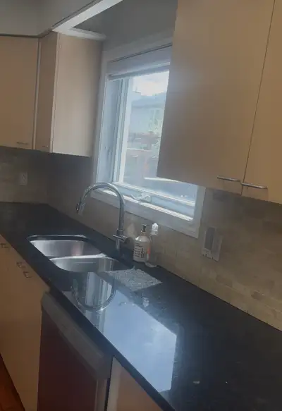 Upgrade your kitchen with this set of kitchen cabinets and granite countertop. The cabinets are in u...