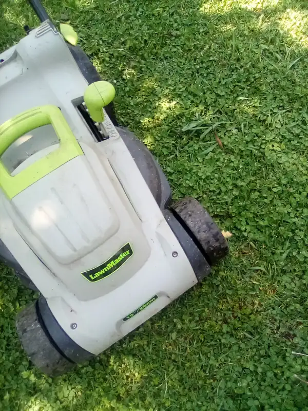Lawn Master- tondeuse  (Électrique) in Lawnmowers & Leaf Blowers in City of Montréal - Image 5