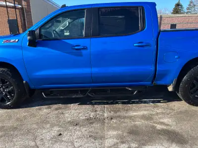 Selling a set of used 2019-2025 Chevy/GMC running boards. These robust running boards are designed t...