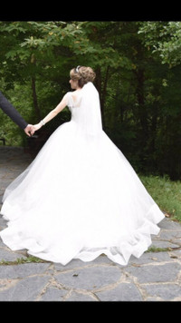 WHITE BRIDAL DRESS WITH VEIL