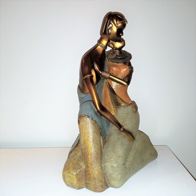 Man and Woman Embracing Statue in Arts & Collectibles in Campbell River - Image 3