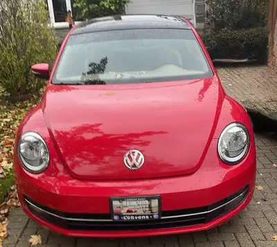This reliable 2013 Volkswagen Beetle TDI features a fuel-efficient diesel engine and a iconic design...