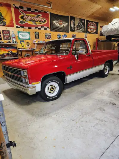Beauty 1984 All Original Number Matching Canadian Regular Cab 8ft box. 97,900 kms, 305 with 700r4 O/...