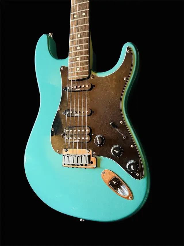 1994 Fender American 40th Anniversary  Stratocaster in Guitars in Calgary - Image 4