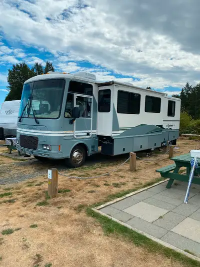 Ford Chassis, Onan generator, Super slide in living room, Drivers Door, large wardrobe, all applianc...