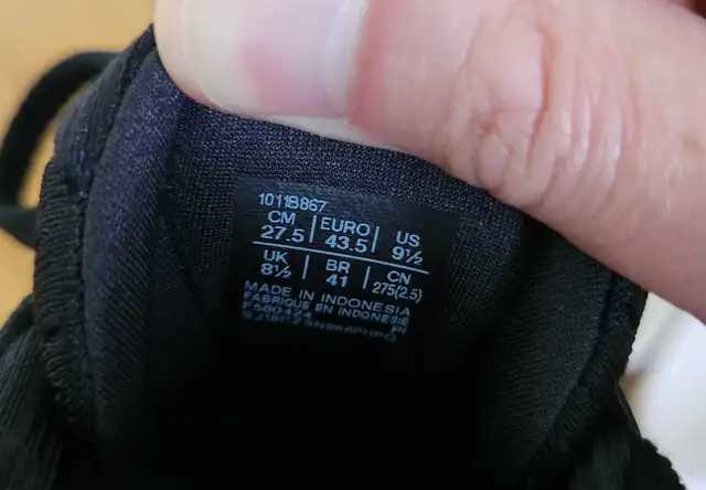 BNWT Asics gel kayano 31, Triple black, men's size 9.5 in Men's Shoes in Markham / York Region - Image 6