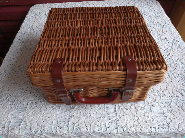 Great Collection of Vintage Wicker Picnic Baskets in Arts & Collectibles in New Glasgow - Image 4