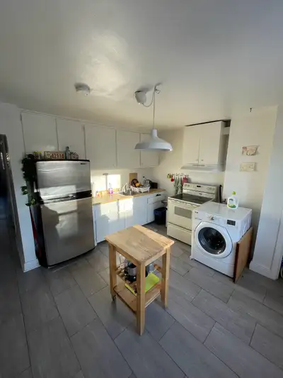 À la recherche d’une chambre entièrement meublée dans une colocation agréable, tranquille et lumineu...