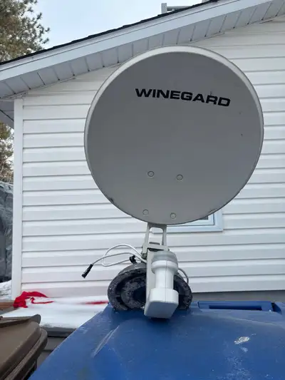 Voici une antenne satellite Winegard pour VR en condition usagée, parfaite pour vos aventures sur la...