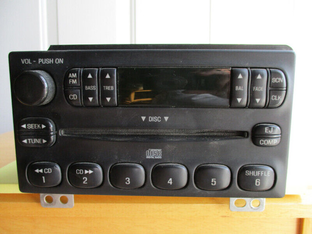 2003 Ford Mustang AM/FM/Radio/CD player OEM in Audio & GPS in Saskatoon