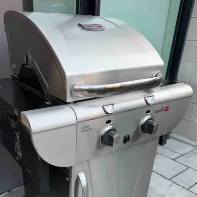 This Char-Broil Commercial TRU-Infrared gas BBQ features a durable 2-burner design with infrared coo...