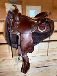 FreeMax "Royal" Treeless Western saddle