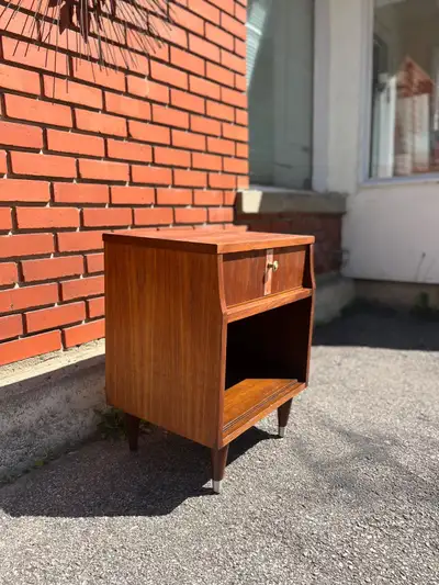 Une table de chevet vintage restaurée, View more