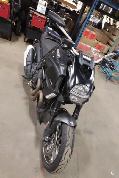 Great muscle cruiser, low Km, tank bag, battery minder