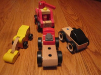 4 véhicules en bois (pompier, charue, autos)