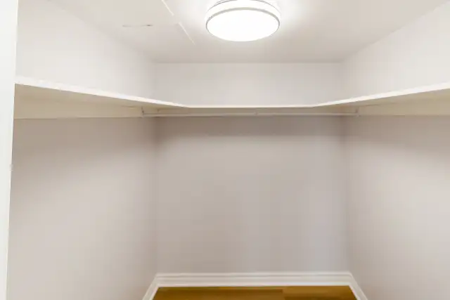 Mississauga Condo Available Immediately For Sale in Condos for Sale in Mississauga / Peel Region - Image 20