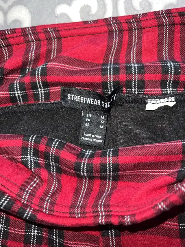 Streetwear Society Women’s Red Checkered Leggings in Women's - Bottoms in Oshawa / Durham Region - Image 4