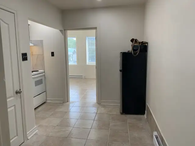 À louer 2 1/2 avec chambre fermée - metro St michel