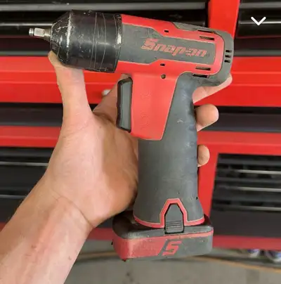 Snap on 1/4 cordless impact ct725 comes with battery. Could use new friction ring.