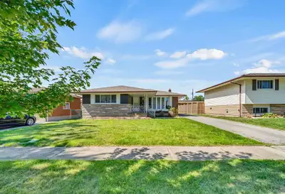 Its a spacious 2 Bedroom plus den 1000 Sq feet Legal Basement Apartment ,Near all amenities Schools,...