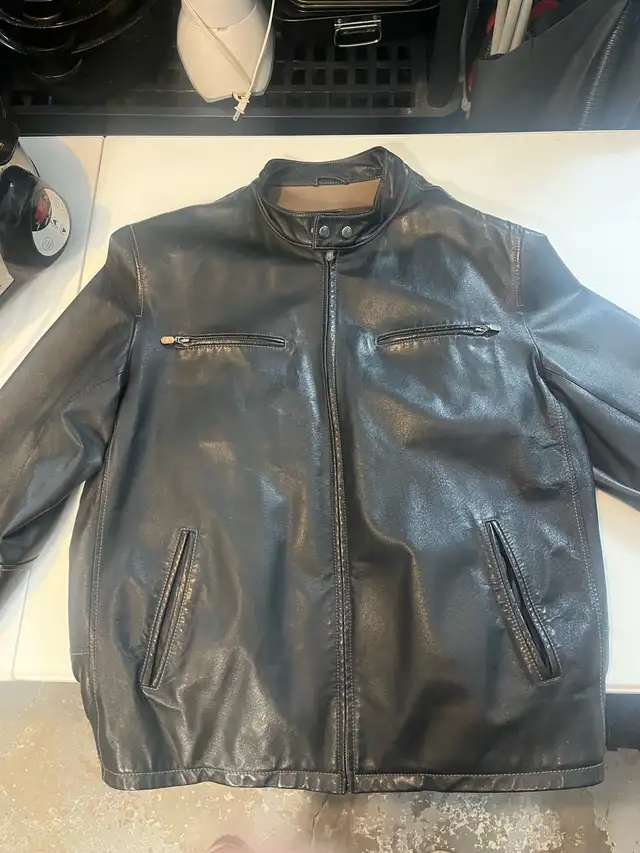 Danier Men’s Leather Jacket in Men's in La Ronge - Image 2