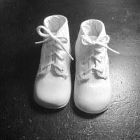 VINTAGE WHITE LEATHER BABY SHOES 4.75"