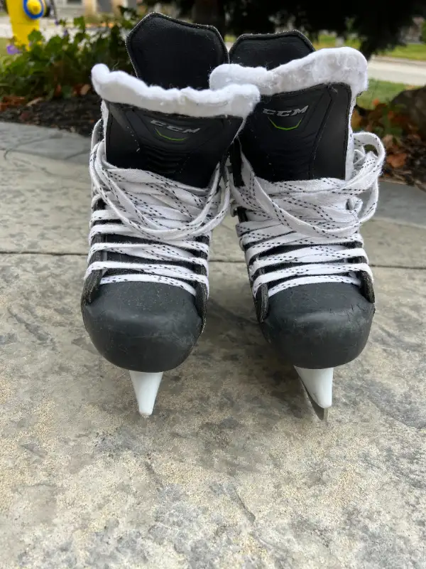 CCM Skates (Skate size 1; Shoe size 2.5 or 20.9 cm) in Hockey in Markham / York Region - Image 5