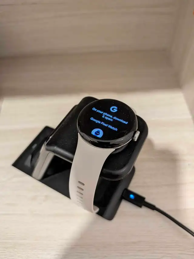 Pixel Watch 2, plus 3 in 1 charging stand in Jewellery & Watches in Markham / York Region - Image 3