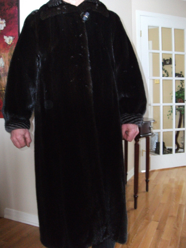 manteau  vison noir long femme Gr: 14/15 dans Femmes - Hauts et vêtements d'extérieur  à Rimouski / Bas-St-Laurent