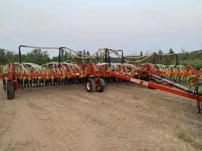 42’ 5710 drill for sale. 7 inch spacing. 3/4 inch knives with side band. Rubber capped packers. New...