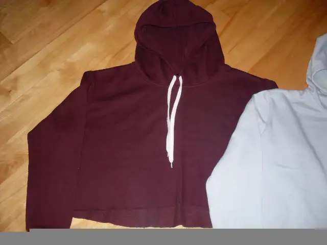 Hoodies crop top Neuf Médium 12 ans - 14 ans adolescente in Kids & Youth in Longueuil / South Shore - Image 4