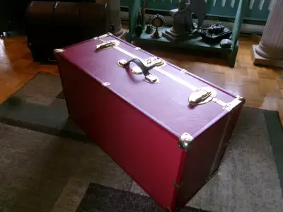 belle malle deco rouge intérieur en cedre 30 po de long-12 po de haut- 16 po large en tres bonne con...