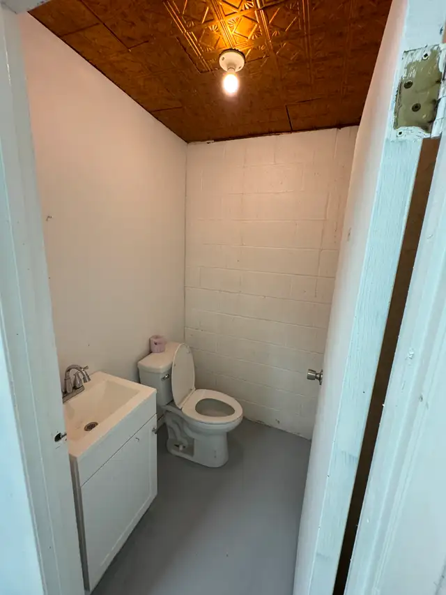 COLBY DRIVE desirable location! in Commercial & Office Space for Rent in Kitchener / Waterloo - Image 6