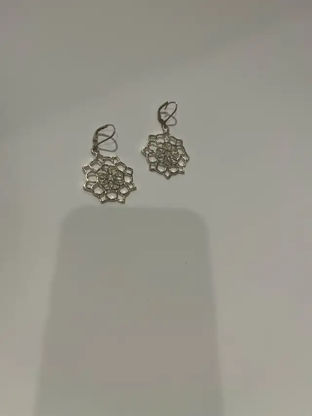 Beautiful Mandela flower Silver earrings in Jewellery & Watches in Calgary - Image 3