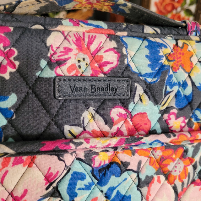 Beautiful Vera Bradley Quilted Zippered Laptop Tablet Books etc. in Laptops in Markham / York Region - Image 3