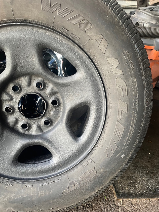 P235/75R16 tire on 6 bolt Chevy rim in Tires & Rims in Thunder Bay - Image 3