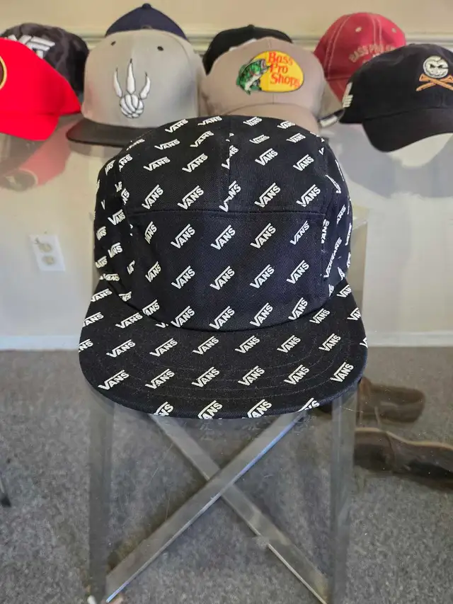 Vans Hat Strap Back (Like New) Black and White