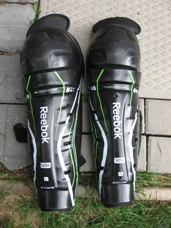 JUNIOR / YOUTH HOCKEY EQUIPMENT SHOULDER PADS PANTS HELMET GC in Hockey in Winnipeg - Image 3