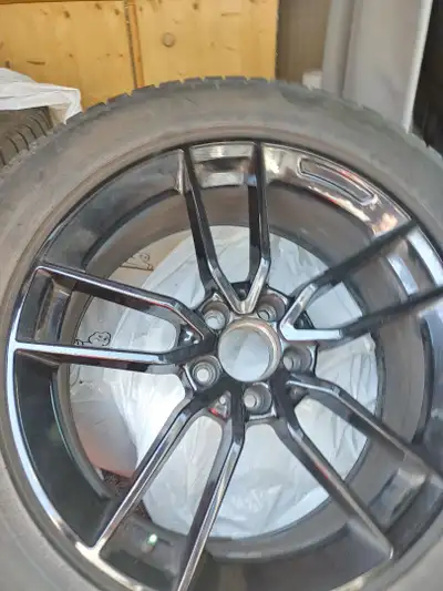 pneus d'hiver Pirelli scorpion encore 2 saisons 1,8mm restant, avec mags noir original pour Mercedes...