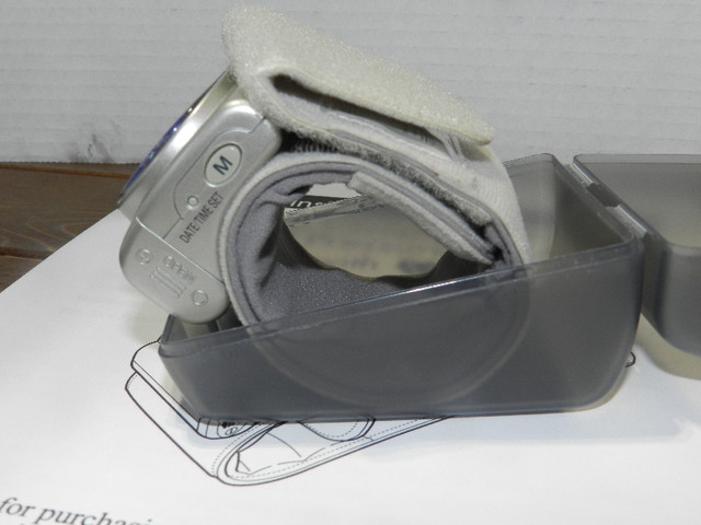 Blood Pressure Monitor, Omron HEM-630 Digital Wrist w/ Hard Case in Health & Special Needs in Strathcona County - Image 3