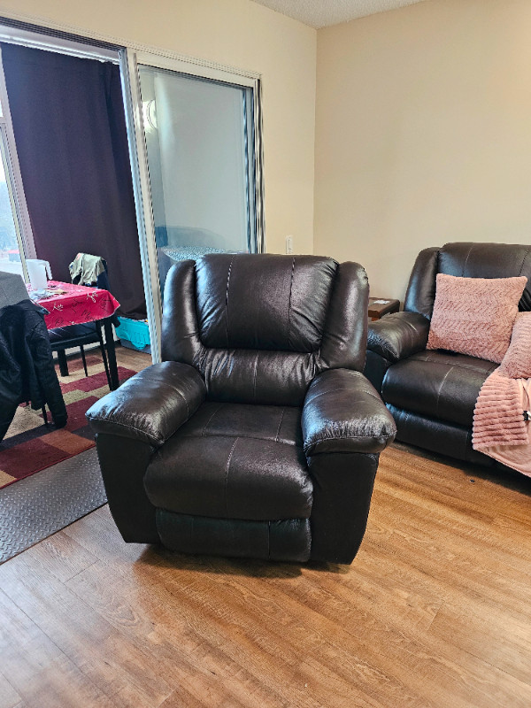 Leather electric reclining 3 seater Sofa and Chair in Chairs & Recliners in City of Toronto - Image 2
