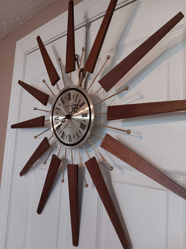 MCM SUNBURST VINTAGE CLOCK AUTHENTIC in Arts & Collectibles in Mississauga / Peel Region - Image 4